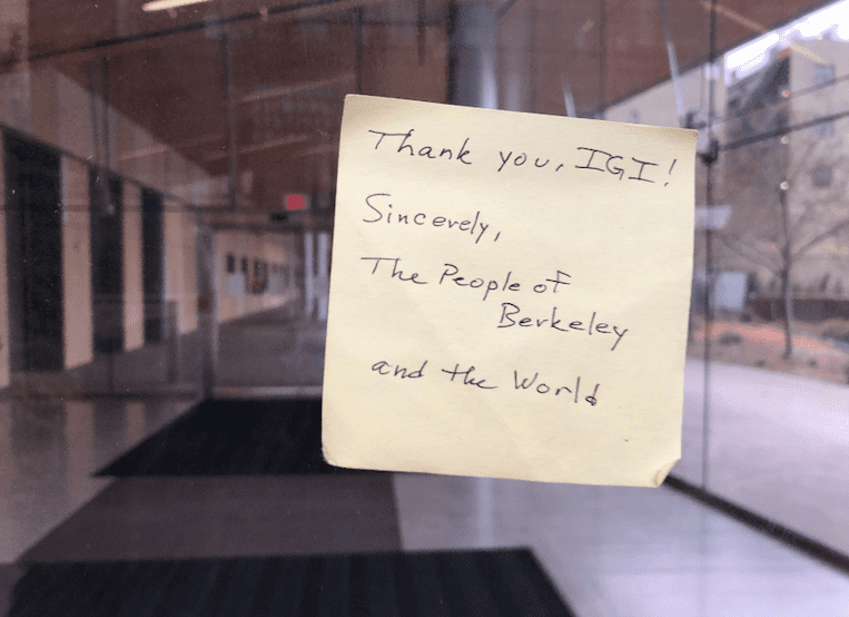 Post-it note on the front door of the Innovative Genomics Institute