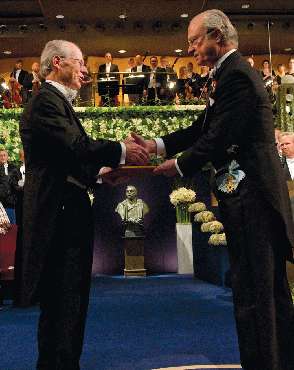 Oliver Williamson (left) receives the Nobel Prize in Economic Sciences from His Majesty King Carl XVI Gustaf of Sweden at the Stockholm Concert Hall on December 10, 2009.