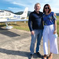 Paulo Mannheimer, MBA 03, and his wife, Elida, in front of their airplane.