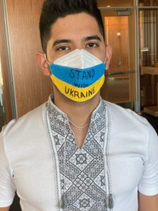 Fiodor Otero wears a "Stand for Ukraine" mask