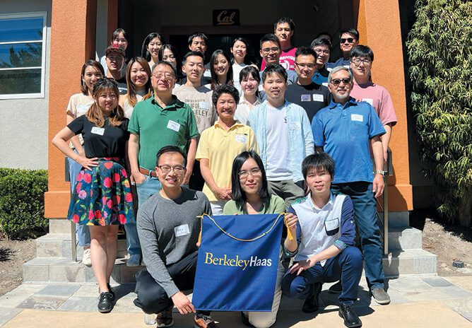 Group of Chinese students and alumni.