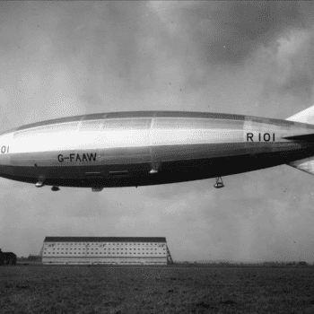 Black and white photo of R101 aircraft blimp.