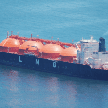 Photo a tank ship designed for transporting liquefied natural gas (LNG).