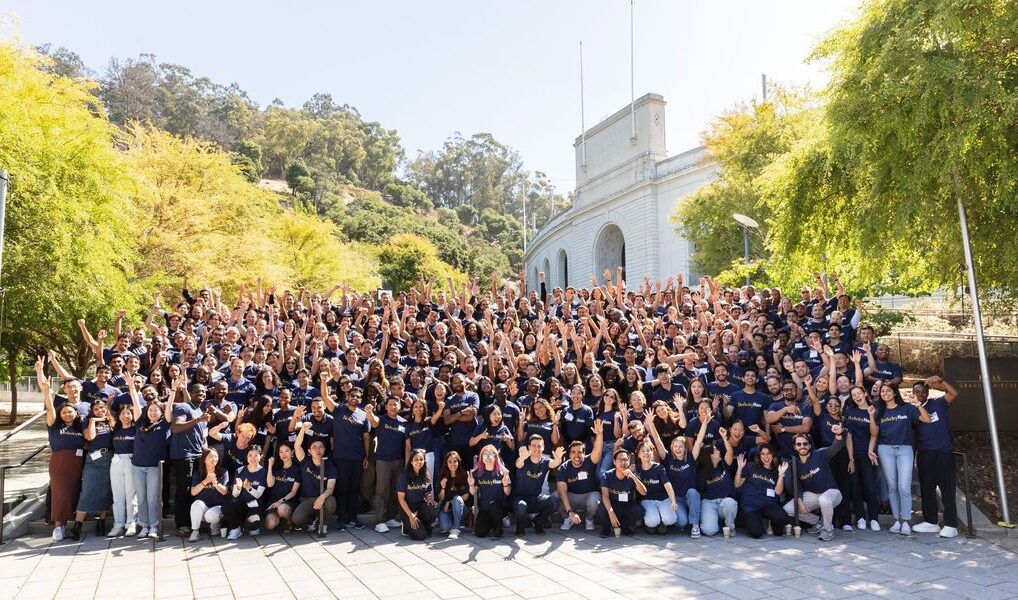 class photo of new Haas MBA students